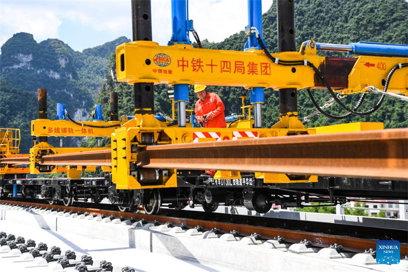 Guangxi : début de la pose des voies de la ligne ferroviaire à grande vitesse Guiyang-Nanning