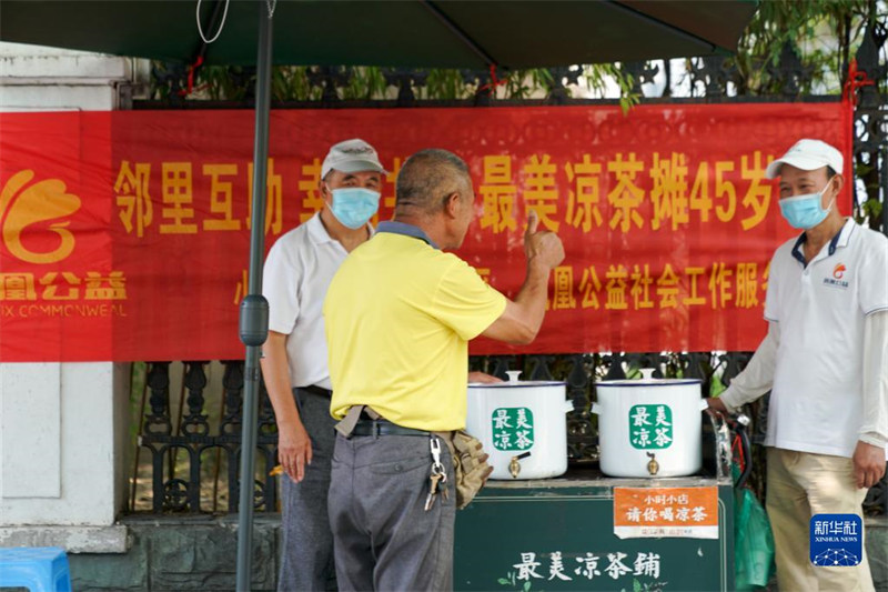 Zhejiang : un relais chaleureux du « plus beau stand de thé frais » à Hangzhou