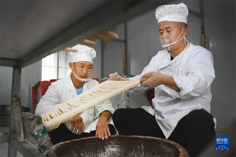 Shaanxi : un héritier du patrimoine culturel immatériel des nouilles creuses