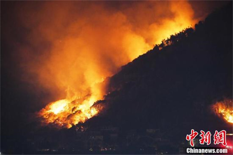 Un district de Chongqing frappé par des feux de forêt, plusieurs hélicoptères de sauvetage participent à la lutte contre les incendies