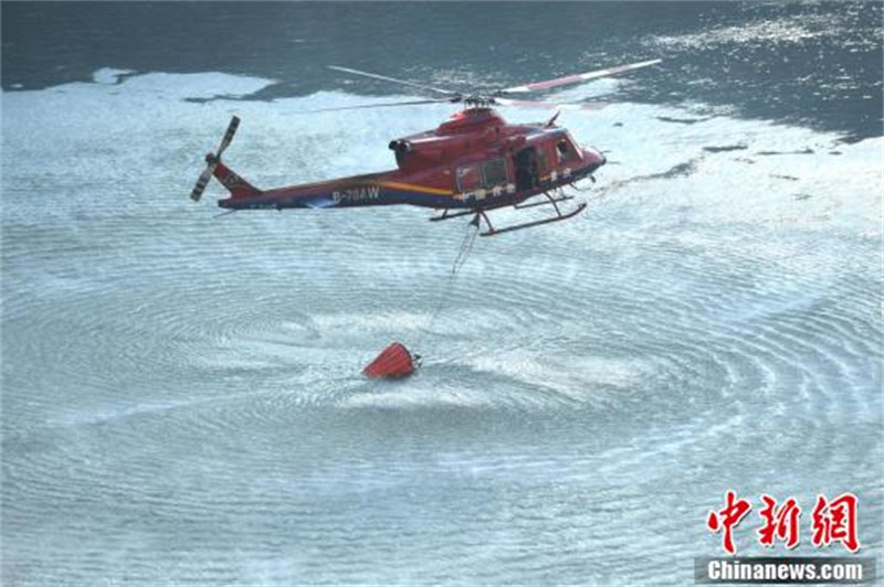 Un district de Chongqing frappé par des feux de forêt, plusieurs hélicoptères de sauvetage participent à la lutte contre les incendies