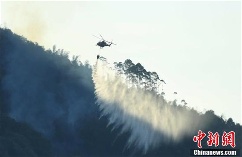 Un district de Chongqing frappé par des feux de forêt, plusieurs hélicoptères de sauvetage participent à la lutte contre les incendies