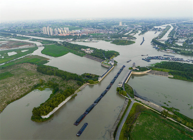 Jiangsu : le Grand Canal fourmille d'activités de transport à Huai'an
