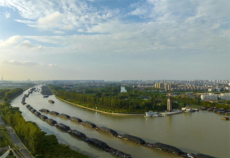 Jiangsu : le Grand Canal fourmille d'activités de transport à Huai'an