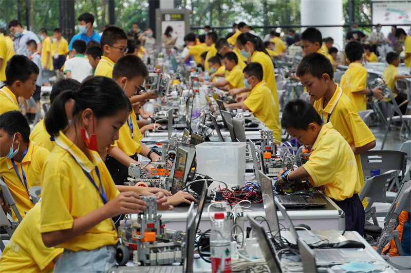 Guangxi : des adolescents rivalisent de compétences en robotique lors de leurs vacances d'été à Nanning