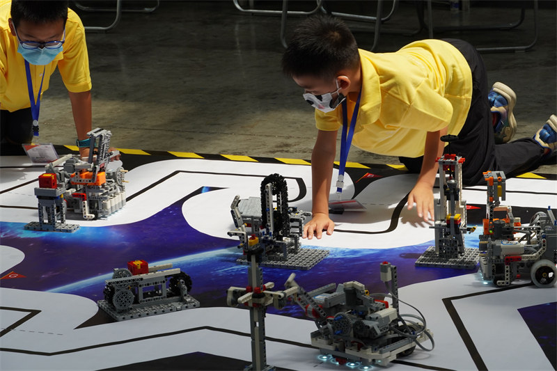 Guangxi : des adolescents rivalisent de compétences en robotique lors de leurs vacances d'été à Nanning