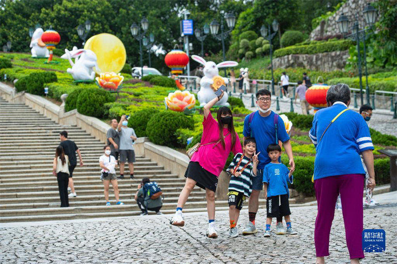 Macao commence l'installation des illuminations pour la prochaine Fête de la mi-automne 