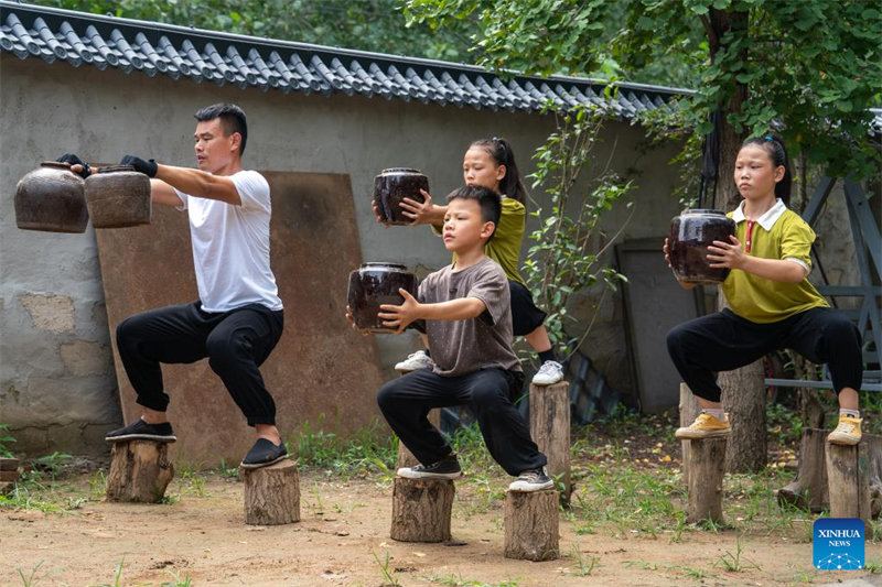 Jiangxi : un amateur d'arts martiaux donne une classe d'entraînement pour les enfants locaux