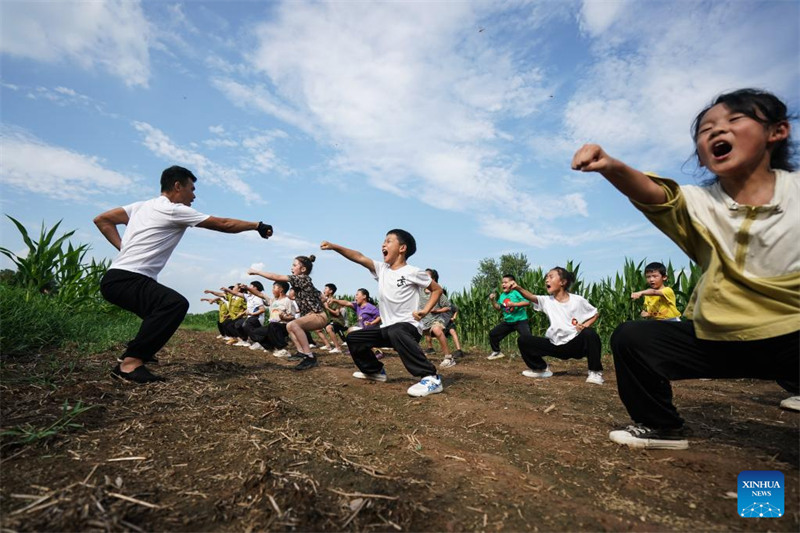 Jiangxi : un amateur d'arts martiaux donne une classe d'entraînement pour les enfants locaux