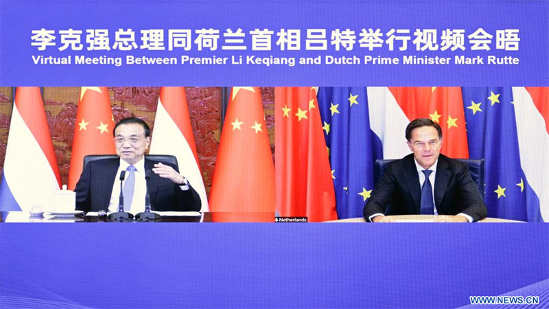 Le PM chinois rencontre son homologue néerlandais par liaison vidéo sur les relations bilatérales