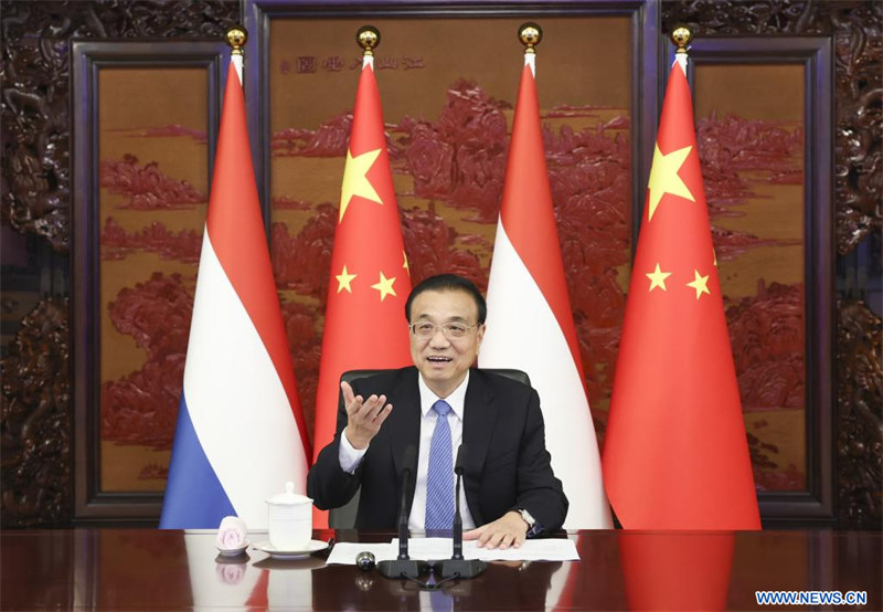 Le PM chinois rencontre son homologue néerlandais par liaison vidéo sur les relations bilatérales