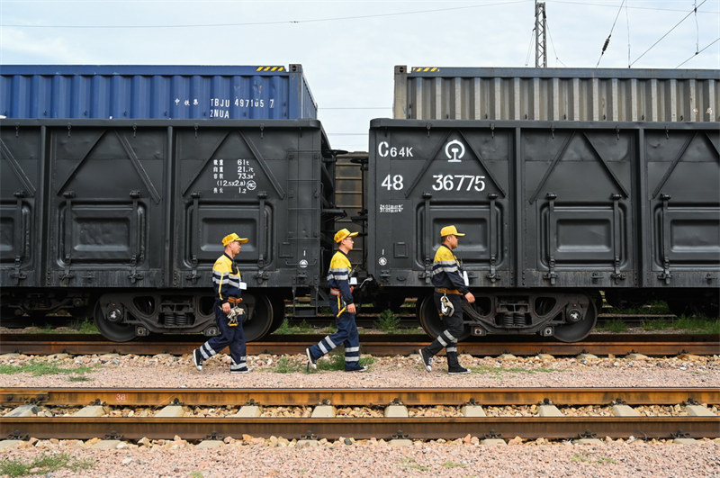 Mongolie intérieure : les régulateurs de chemin de fer assurent l'approvisionnement en électricité et en charbon en faisant 30 000 pas par jour
