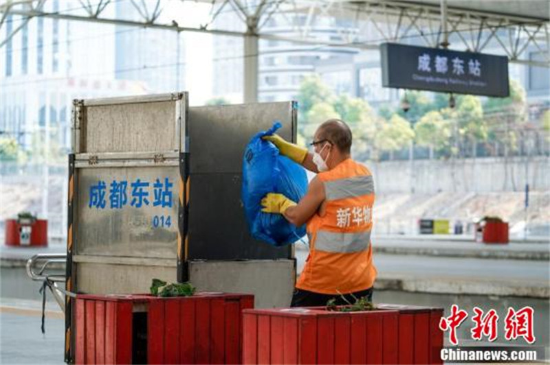 Sichuan : un transporteur de déchets de gare en pleine canicule à Chengdu