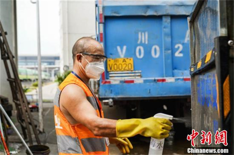 Sichuan : un transporteur de déchets de gare en pleine canicule à Chengdu