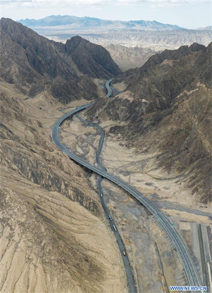 Mise en service d'une nouvelle autoroute au Xinjiang pour stimuler son développement économique de haute qualité