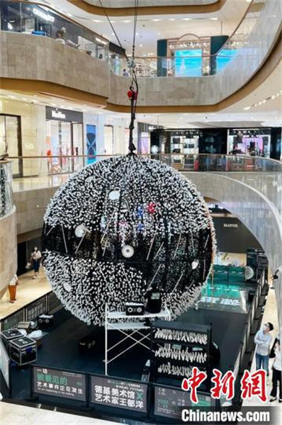 Jiangsu : une « Super Lune artificielle » faite de 25 000 ampoules exposée à Nanjing