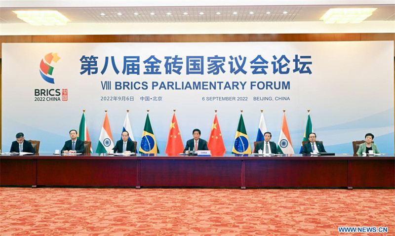 Le plus haut législateur chinois appelle à renforcer les échanges parlementaires parmi les pays des BRICS