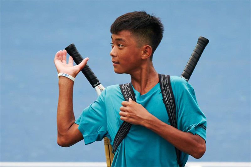 Comment le tennis change la vie du jeune garçon au panier à dos de l'ethnie Wa
