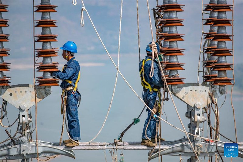 Fin de l'opération de câblage sur le fleuve Yangtsé du projet de ligne de transmission Baihetan-Zhejiang