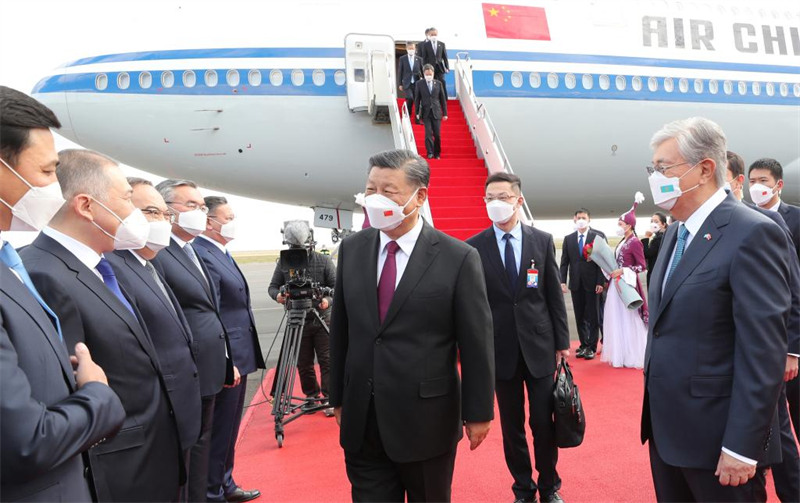 Xi Jinping arrive au Kazakhstan pour une visite d'Etat