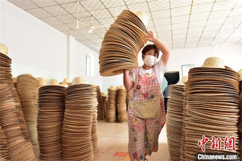 Hebei : des chapeaux de paille fabriqués dans un petit district se vendent très bien à l'étranger