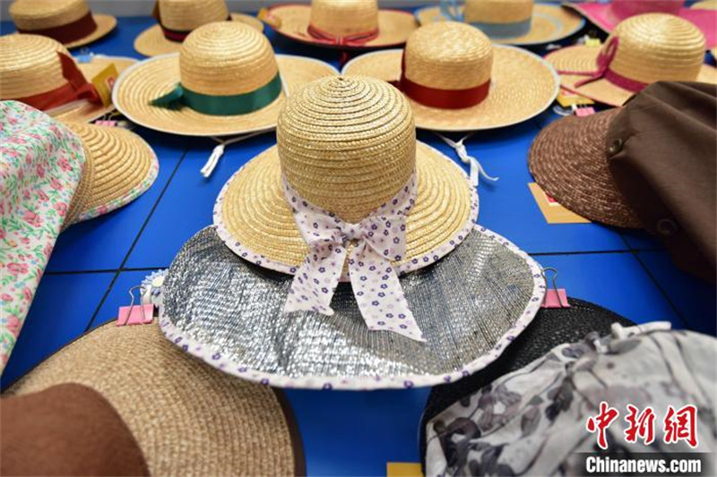 Hebei : des chapeaux de paille fabriqués dans un petit district se vendent très bien à l'étranger