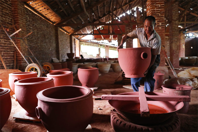 Dans le Hunan, l'artisanat de la poterie millénaire reprend de la vitalité