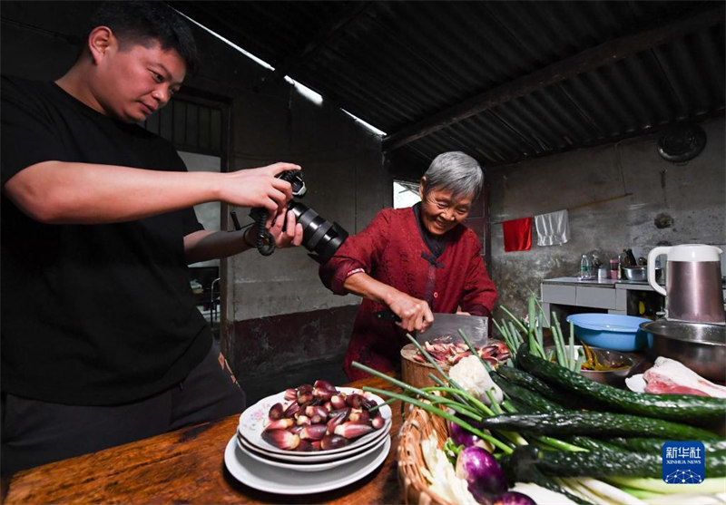 Shaanxi : un jeune homme de la génération post-90 enregistre le « goût de la famille » chez ses grands-parents