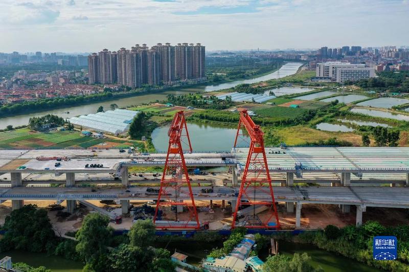 L'autoroute à double niveau en construction à Dongguan, pour l'économie de ressources des terres 