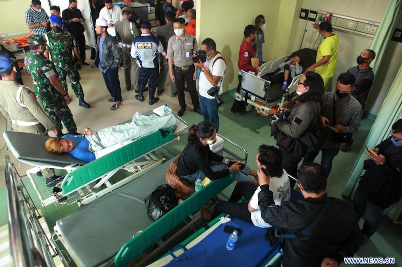 Bousculade en Indonésie : le bilan s'alourdit à 174 morts, selon un responsable