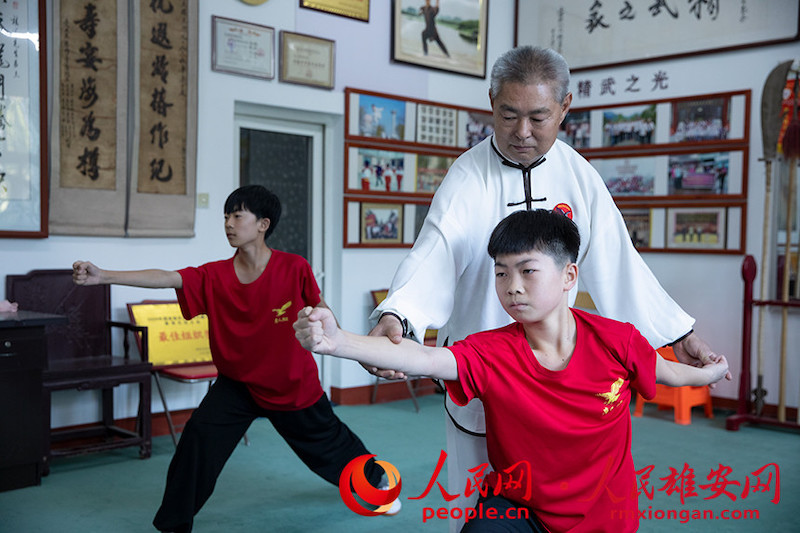 Une vieille famille chinoise de maîtres en arts martiaux s'attache à diffuser les arts martiaux chinois dans une dizaine de pays étrangers