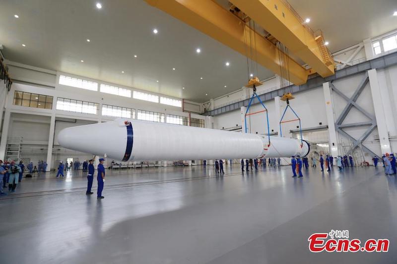 La fusée porteuse Longue Marche-7 Y6 arrive au centre de lancement d'engins spatiaux de Wenchang. (Tu Haichao / China News Service)
