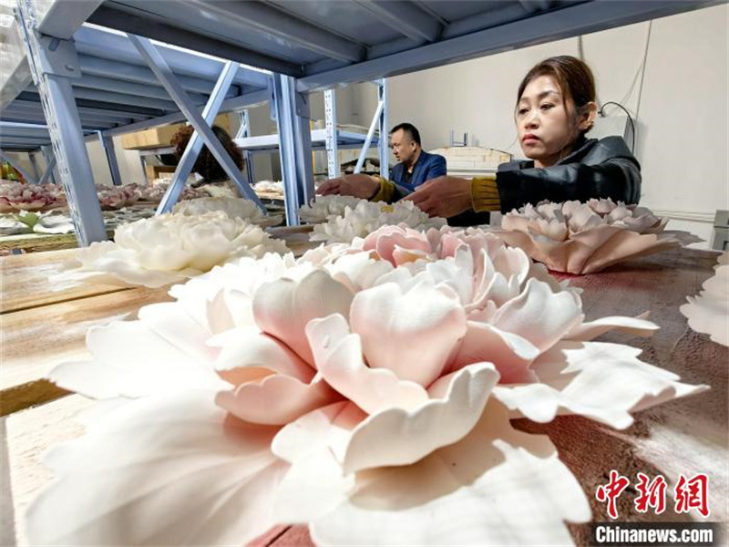 Shandong : les pivoines fleurissent sur la porcelaine à Heze, ville de la pivoine