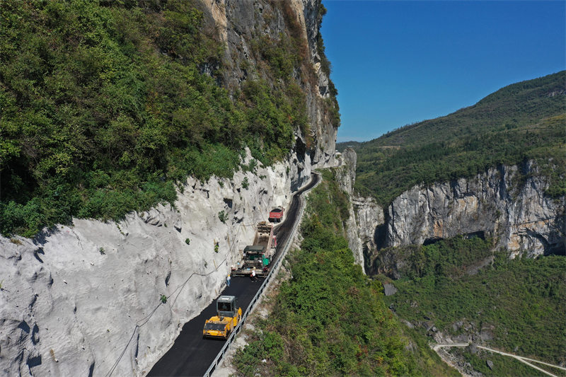 Chongqing : réparer la route sur la falaise pour dégager la route vers la richesse