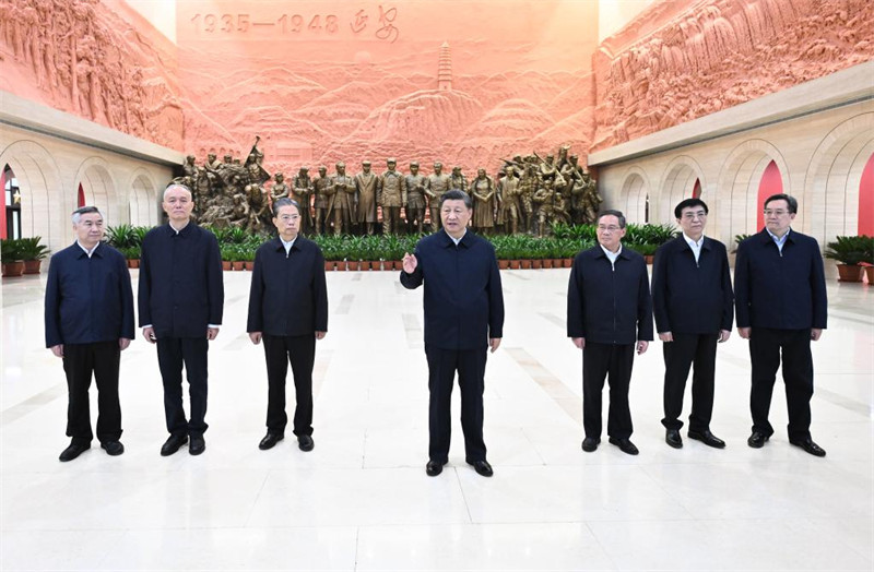Xi Jinping conduit la direction du PCC pour visiter une ancienne base révolutionnaire