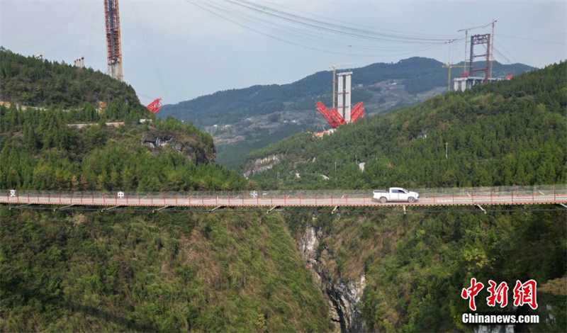 Le pont suspendu de 300 m de haut de Chongqing est en construction