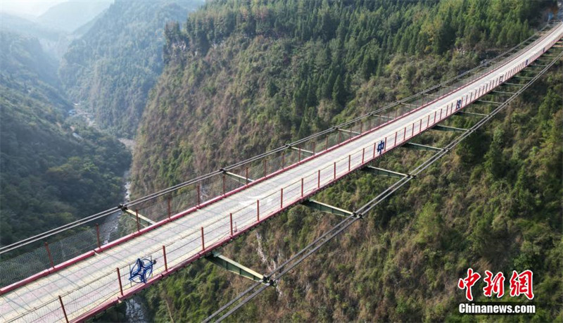 Le pont suspendu de 300 m de haut de Chongqing est en construction