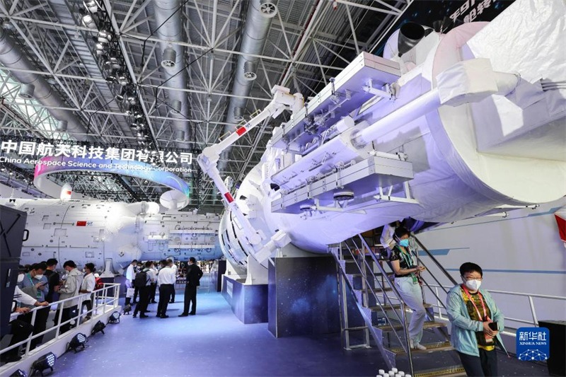 Une reproduction à l'échelle de la station spatiale chinoise présentée pour la première fois au Salon de l'aviation de Zhuhai 2022 