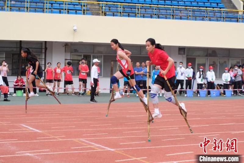 Guangxi : les athlètes courent avec des échasses lors d'une course spéciale