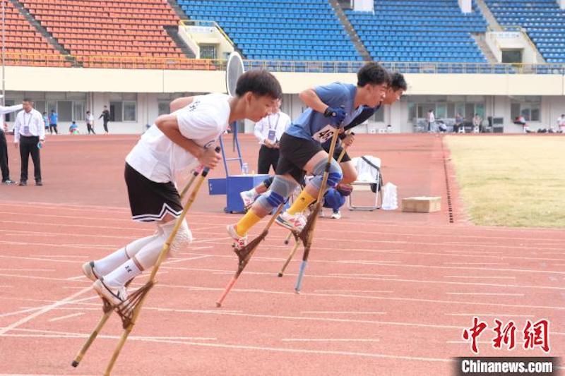 Guangxi : les athlètes courent avec des échasses lors d'une course spéciale