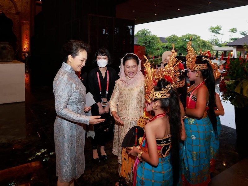 Peng Liyuan rencontre la Première dame indonésienne