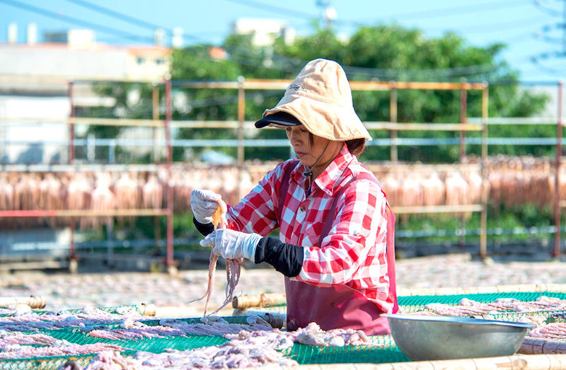 Guangxi : les pêcheurs occupés à sécher les 