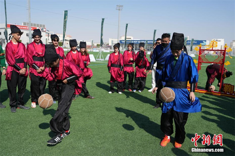 Un événement d'échange de football entre adolescents chinois et qatariens organisé à Doha