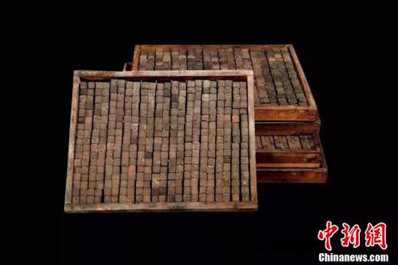Photo montrant des caractères mobiles en bois dans une planche. (Zhao Qi / China News Service) 