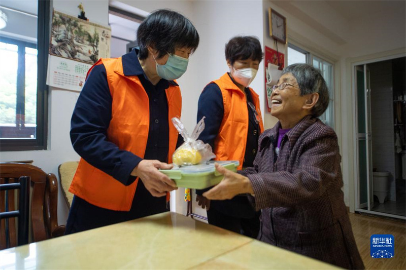 Zhejiang : une « Banque du temps » fournit de l'aide aux personnes âgées à Hangzhou