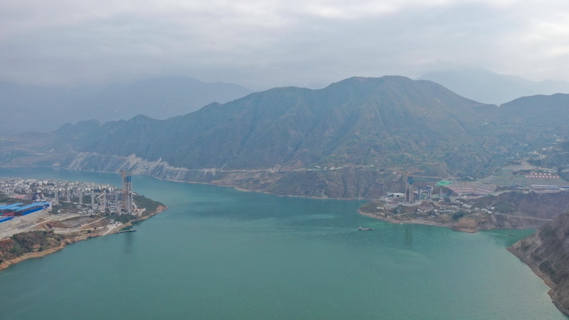 Sichuan : la construction du pont sur la rivière Jinsha de Kahaluo se poursuit de manière ordonnée
