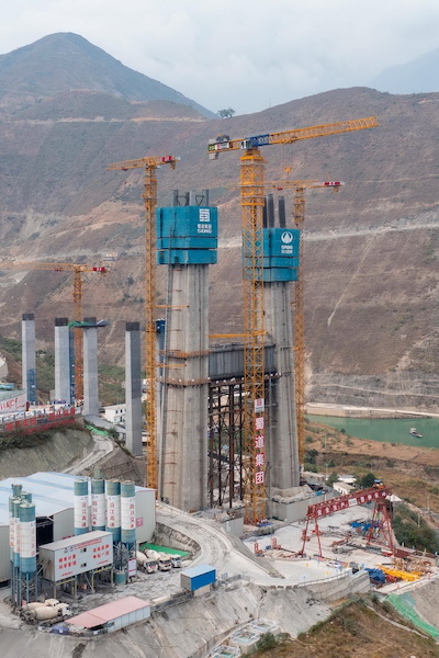 Sichuan : la construction du pont sur la rivière Jinsha de Kahaluo se poursuit de manière ordonnée