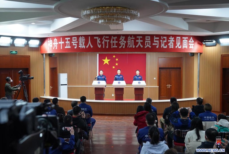 Les taïkonautes de la mission chinoise Shenzhou-15 rencontrent la presse