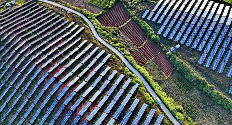 Jiangxi : des panneaux photovoltaïques bleus fournissent une électricité verte et propre à Xinfeng