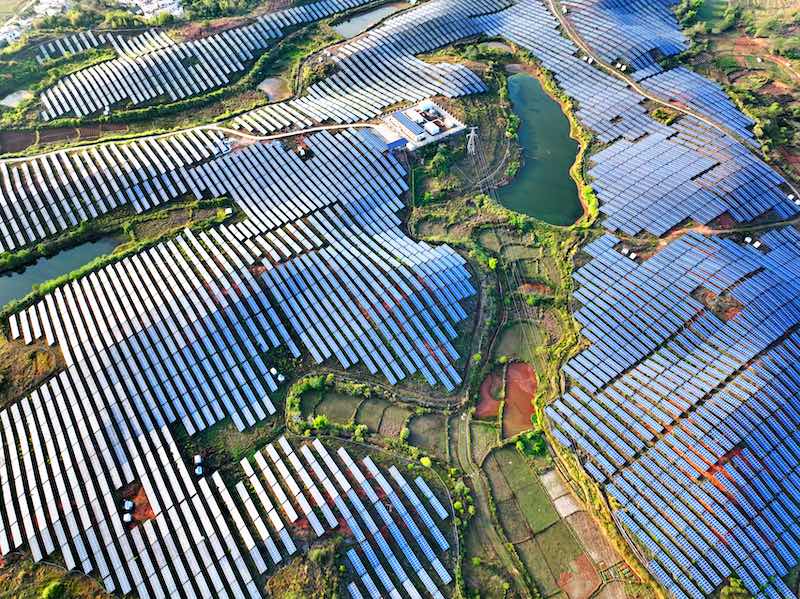 Jiangxi : des panneaux photovoltaïques bleus fournissent une électricité verte et propre à Xinfeng